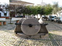 M&uuml;hlsteine dekorativ plaziert