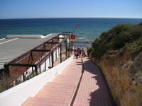 ... hinunter zum Strand, seitlich die Gastst&auml;tte 