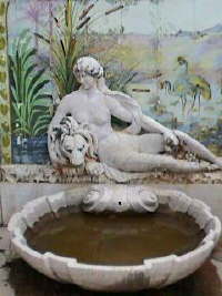 mittlerweile geraubte Halbplastik