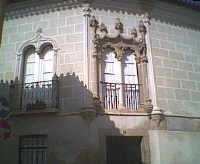 &uuml;berall prachtvolle manuelinische Fenster