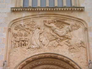 Relief über dem Kirchenportal