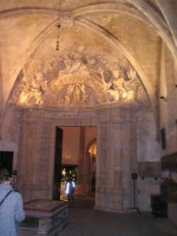 Blick vom got.Kapitelsaal auf das Portal desbarocken Kapitelsaals 