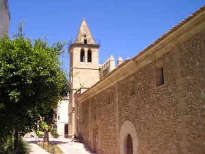 Eglesia Sant Joan Baptista, Turm und Seitenfront 