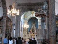 Kirchenschiff mit Blick auf den Hauptaltar