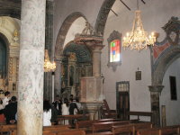 Blick auf rechtes Seitenschiff und Nebenaltar